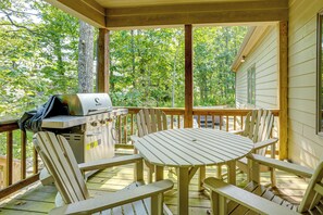Outdoor dining - Home w/ Hot Tub, 1 Mi to Wintergreen Resort Slopes (Roseland)