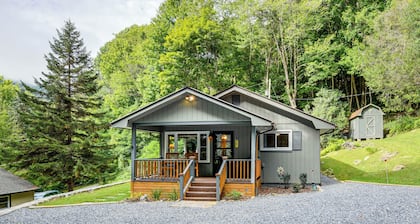 6 Mi to Waterrock Knob: 'serenity Cottage'