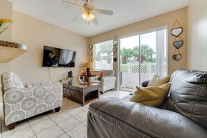 Apartment (2 Bedrooms) | Interior - 4 Mi to Disney! Family Townhome w/ Pool Access (Kissimmee)