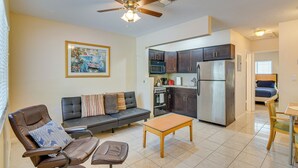 Un apartamento moderno con sala de estar, cocina y comedor.