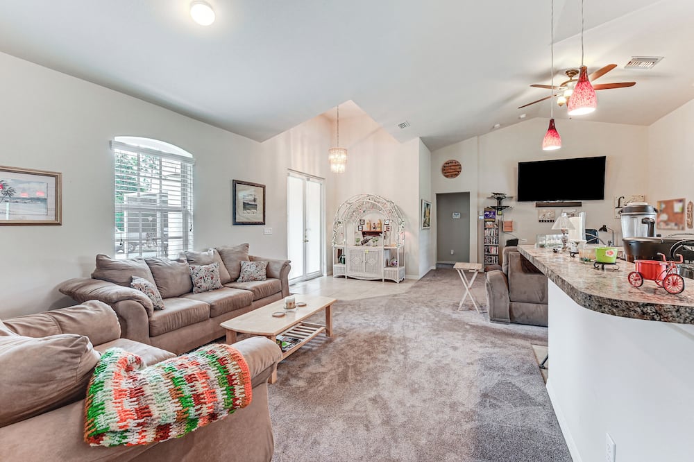 Fire Table & Home Gym: Secluded Naples Home - Orangetree, FL