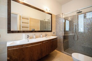 Douche, séchoir à cheveux, bidet, serviettes fournies