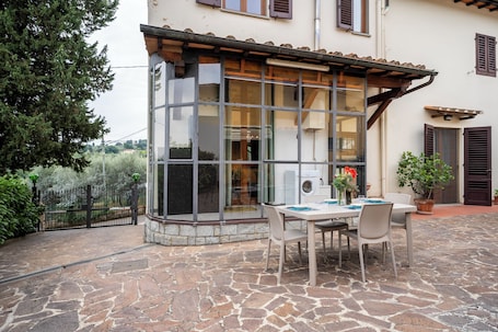 Outdoor dining. Citille House