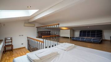3 bedrooms, iron/ironing board, WiFi, bed sheets