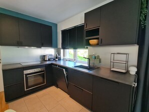 Fridge, oven, dishwasher, coffee/tea maker