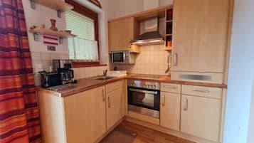 Frigorífico, microondas, horno y tostadora