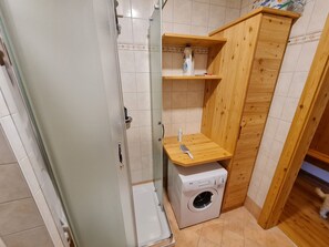 Dusche, Haartrockner, Bidet, Handtücher