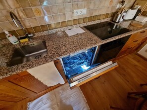 Een koelkast, een oven, een kookplaat, een vaatwasser