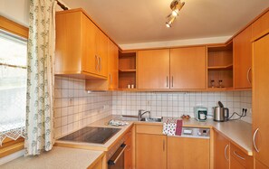 Jääkaappi, uuni, astianpesukone, kahvin-/teenkeitin