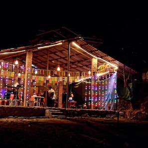 Façade de l’hébergement  – soirée/nuit