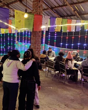 Family dining - Goroomgo See Himalaya Camp Kasol (Bhuntar)