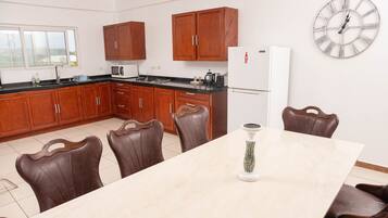 Kühlschrank, Mikrowelle, Herdplatte, Wasserkocher mit Kaffee-/Teezubehör