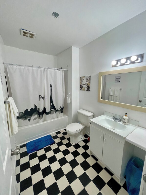 Toallas, jabón, shampoo, papel de baño