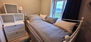 4 dormitoris, escriptori i planxa i posts de planxar 