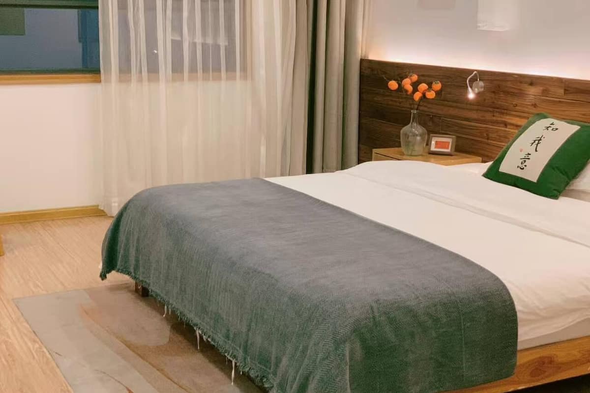Kahden hengen comfort-huone, 1 suuri parisänky, tupakointi kielletty, oma kylpyhuone | Työpöytä, kannettavalle tietokoneelle sopiva työtila, ilmainen Wi-Fi