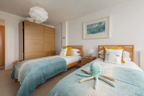 2 Schlafzimmer, Schreibtisch, Bügeleisen/Bügelbrett, Reisekinderbett