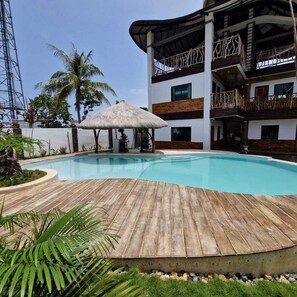 Bar en milieu de piscine