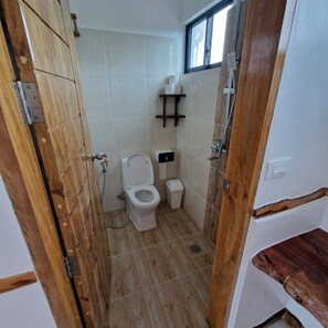 Douche, bidet, serviettes fournies, savon