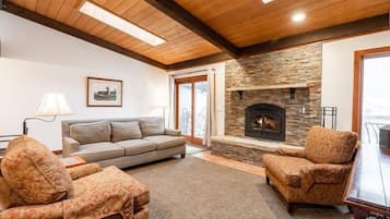 Townhome, 3 Bedrooms | Living area