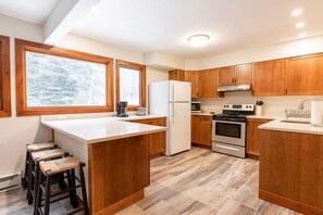 Townhome, 3 Bedrooms | Private kitchen | Fridge, oven, coffee/tea maker, toaster - 3-Bedroom Meadow Creek Townhom 3 Townhouse (Vail)