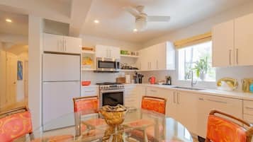 House, 5 Bedrooms | Private kitchen | Fridge, oven, coffee/tea maker, toaster