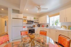 House, 5 Bedrooms | Private kitchen
