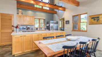 House, Multiple Beds, Hot Tub, Ocean View (Sea Pebble) | Dining