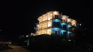 Fassade der Unterkunft – Abend/Nacht