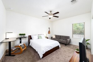 3 Schlafzimmer, Schreibtisch, Bügeleisen/Bügelbrett, WLAN