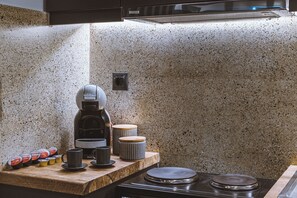 Phòng Suite tiện nghi đơn giản | Bếp riêng | Tủ lạnh nhỏ, lò nướng, bếp nấu, ghế cao cho trẻ em