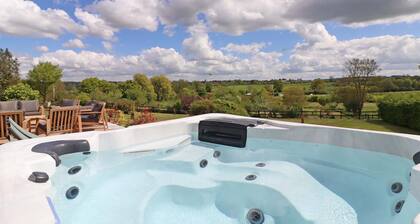 LongÚre avec spa, tennis privé et recharge électrique