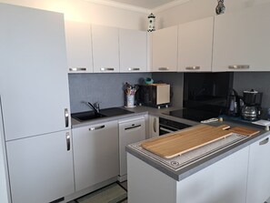 Fridge, microwave, oven, stovetop - Beautiful renovated 2-bed apt, sea view, garage, elevator (Saint-Jean-de-Monts)