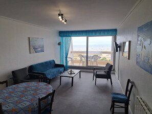 TV, books - Beautiful renovated 2-bed apt, sea view, garage, elevator (Saint-Jean-de-Monts)