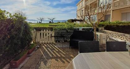 Cozy studio in Balaruc-les-Bains with AC, terrace, and pets allowed