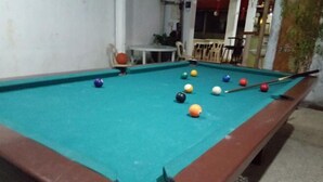 Una mesa de billar con bolas y taco.