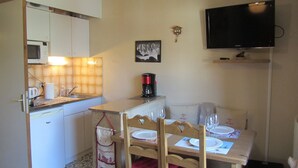 Coffee/tea maker, fridge, microwave, toaster