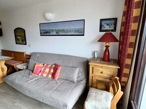 TV - 2-room apartment for 6, close to slopes and shops, balcony, pets OK, L'Alpe d'Huez (Huez)