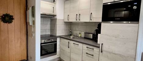 Een koelkast, een magnetron, een oven, een kookplaat