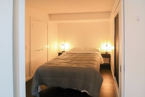 1 bedroom, desk, WiFi, bed sheets - Professional Suite in DT Toronto with Pool, Sauana, Gym (Toronto)