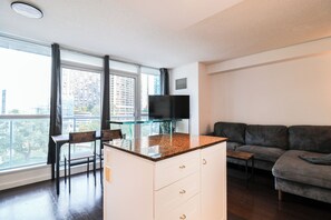 Smart TV - Professional Suite in DT Toronto with Pool, Sauana, Gym (Toronto)