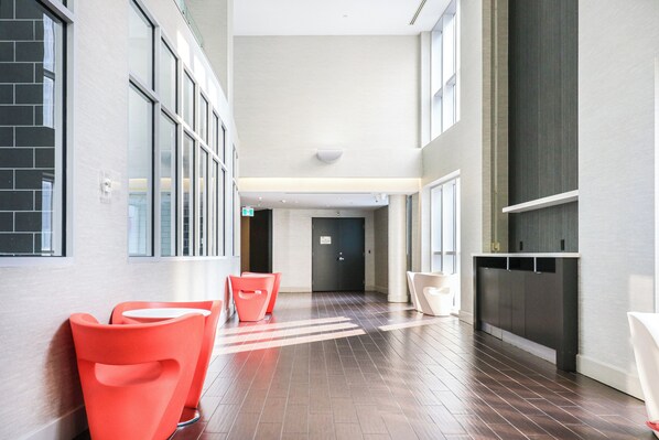 Interior - Professional Suite in DT Toronto with Pool, Sauana, Gym (Toronto)