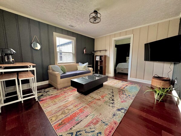 1 bedroom, free WiFi, bed sheets - Duplex in a quiet Nashville neighborhood - close to everything. Pet-friendly! (Nashville)