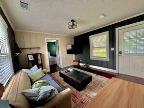 Smart TV - Duplex in a quiet Nashville neighborhood - close to everything. Pet-friendly! (Nashville)