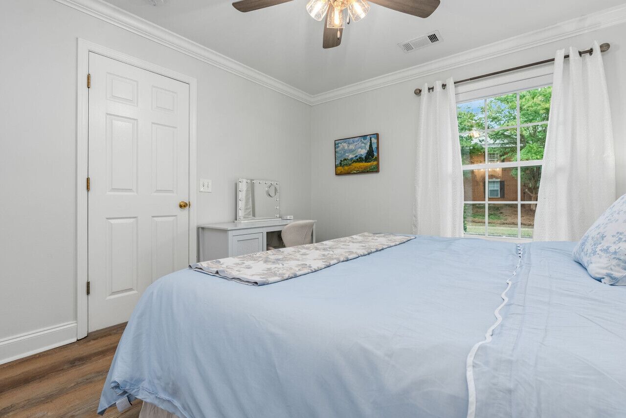 2 chambres, bureau, fer et planche à repasser, lit parapluie