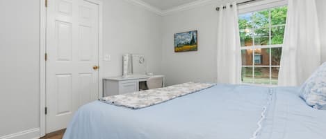 2 室のベッドルーム、デスク、アイロン / アイロン台、旅行用ベビーベッド