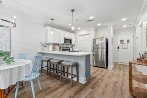 Réfrigérateur, four à micro-ondes, un four, surface de cuisson