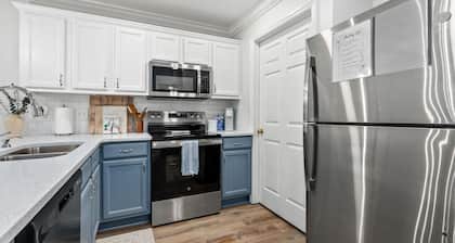 Modern Condo Near Downtown Walk to Auburn