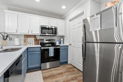 Modern Condo Near Downtown Walk to Auburn