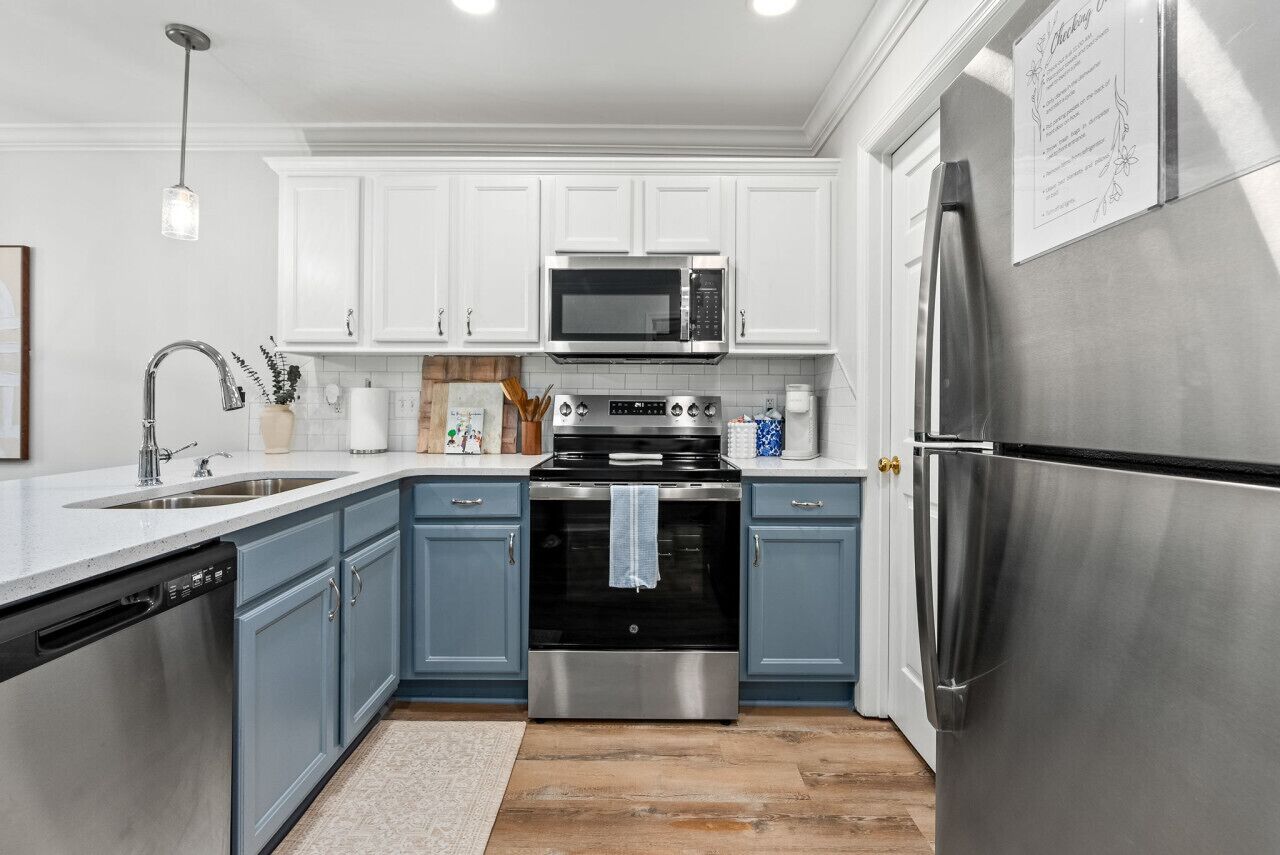 Kylskåp, mikrovågsugn, ugn och spishäll