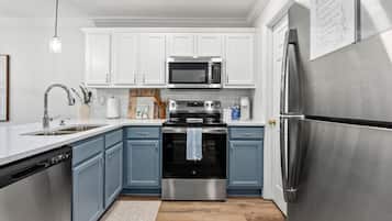 Kylskåp, mikrovågsugn, ugn och spishäll